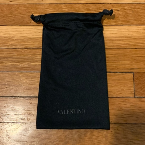 Valentino sunglass case with box and soft drawstring bag - Picture 8 of 8